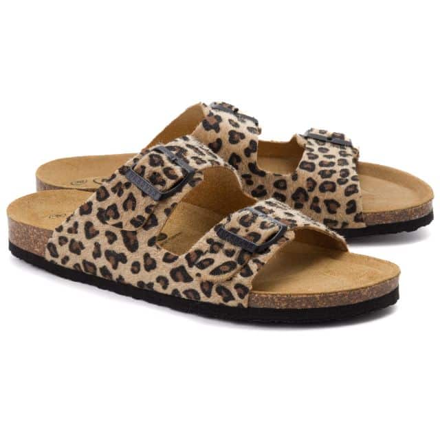 סנדלי נשים מנומרות בעלי שתי רצועות מתכווננות וגפה משעם עם אבזם שחור של חברת פלקטון - צילום פרונטלי על רקע לבן