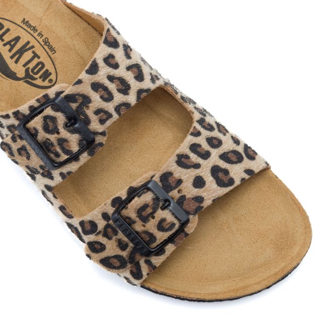 סנדל נשים מנומר בעל שתי רצועות מתכווננות וגפה משעם עם אבזם שחור של חברת פלקטון - צילום עילי על רקע לבן