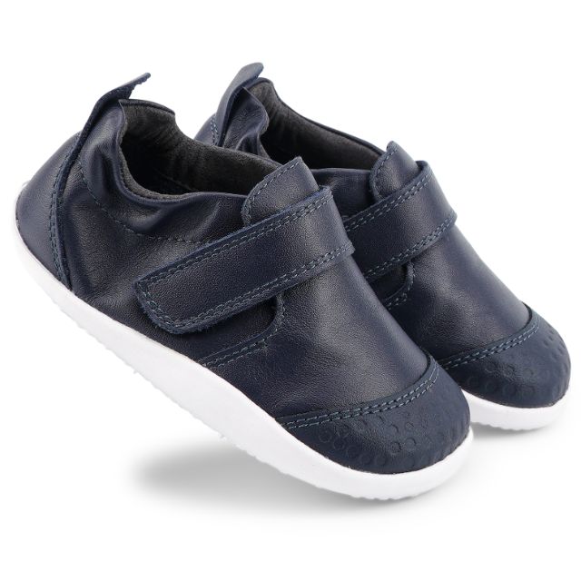 נעלי צעד ראשון בובוקס מעור עם גומי ורצועת סקוטש מלפנים בצבע כחול נייבי צילום צידי