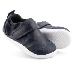 נעלי צעד ראשון בובוקס מעור עם גומי ורצועת סקוטש מלפנים בצבע כחול נייבי צילום פרונטלי