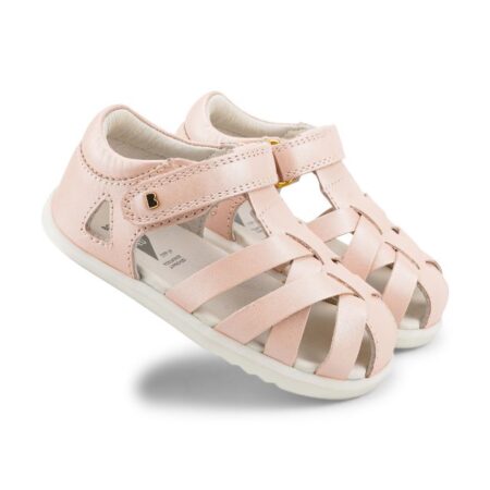סנדלי צעד ראשון בובוקס עם רצועת סקוטש וחריצים אלכסוניים מקדימה בצבע ורוד צילום פרונטלי צידי