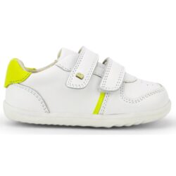 נעל צעד ראשון סגורות של בובוקס עם רצועות סקוטש בצבע לבן עם עקב צהוב צילום צידי