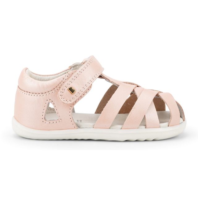 סנדלי צעד ראשון בובוקס עם רצועת סקוטש וחריצים אלכסוניים מקדימה בצבע ורוד צילום צידי