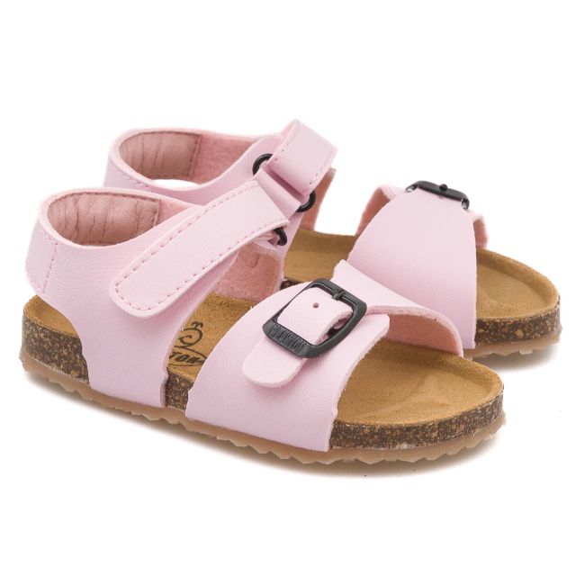 סנדלים לילדות עם גפה משעם בעלי רצועת סקוטש עם סגירה מאחורה ורצועת קדמית מתכווננת בצבע ורוד עם אבזם שחור - צילום צידי פרונטלי על רקע לבן