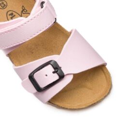 סנדל לילדות עם גפה משעם בעל רצועת סקוטש עם סגירה מאחורה ורצועת קדמית מתכווננת בצבע ורוד עם אבזם שחור - צילום עילי על רקע לבן