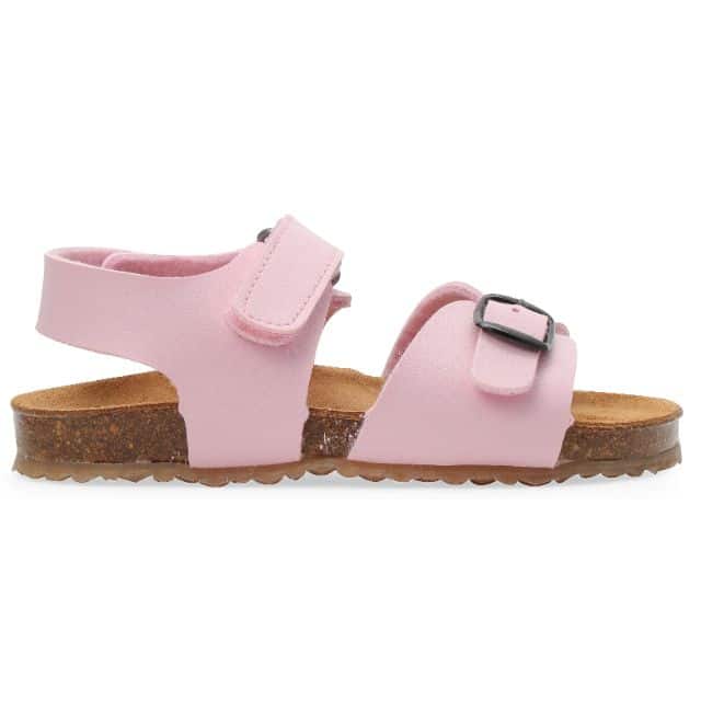 סנדל לילדות עם גפה משעם בעל רצועת סקוטש עם סגירה מאחורה ורצועת קדמית מתכווננת בצבע ורוד עם אבזם שחור - צילום צידי על רקע לבן