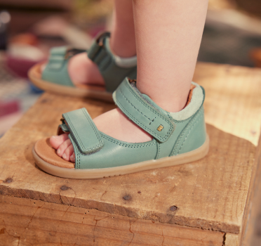 סנדלי צעד שני עמוד הבית